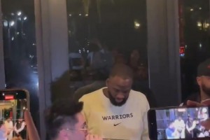 揽佬正在给金州勇士展示中国饶舌技巧！