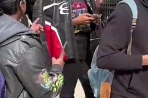 这天赋不打球可惜了！魔术师儿子EJ酱上月现身巴黎时装秀