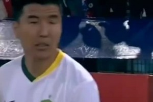 什么时候学过去了！国安亚冠对手球迷拿着乌龟玩偶