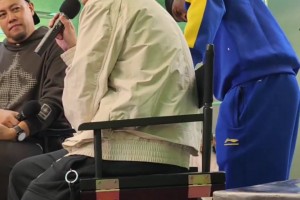 是什么让巴特勒如此惊讶？ 巴特勒看到设计师脚上的新配色