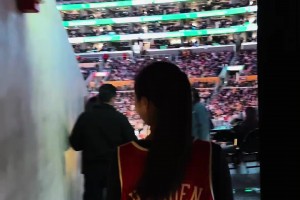 多少吧友梦寐以求的场景！哈登小姐姐晒斯台普斯中心观看入场画面