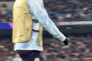 曼城2球落后，哈兰德场边热身时的反应