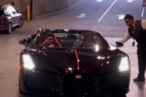 这也太帅了！东契奇今日驾驶新买的座驾布加迪来到球馆