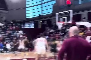 男篮有你在会不同？王俊杰名场面：抹进禁区暴力重扣黑人小哥！