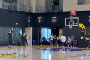 东契奇今天在训练中戴上了头带，难道今天要带头带出战？