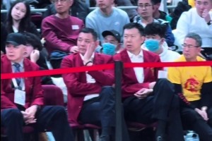 巩晓彬、王治郅、白岩松、马未都现场观战男篮中韩之战...