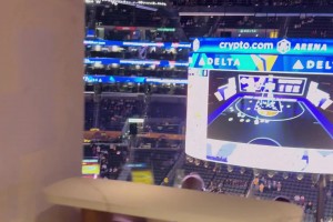 原来湖人主场高空包厢视角这么爽还配备了小吧台+大电视！