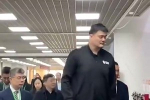 到底什么叫巨人啊！男子偶遇姚明，本人比电视上看起来高