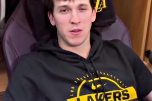 里夫斯：浓眉是有史以来最好的球员之一，能交换球衣很有趣~