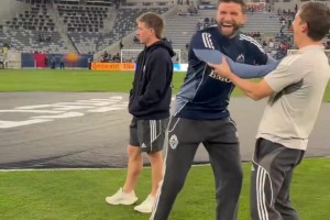 穆勒赛前踩场看起来心情不错呀~准备好冲击总决赛和梅西较量了嘛