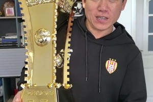 国安旧将张晓彬手举18年足协杯冠军奖杯预祝国安今年再捧杯❤