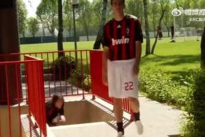 考古！搞笑视频：卡卡、安布罗西尼、加图索被穿挡后的反应！