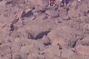 南美解放者杯决赛一群小孩在山顶观赛，可能未来的小罗就这里面吧