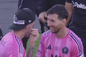 联手夺得美职联冠军！赛后德保罗与梅西有说有笑！