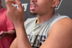 马刺要变成少林寺了？凯尔登·约翰逊也学文班，留起了光头~