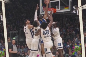 世界名画布莱克无视灰熊四人合围！上演暴力砸扣！