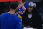 值回票价！库里今日虽然不能出战但仍积极与小球迷们合影留念